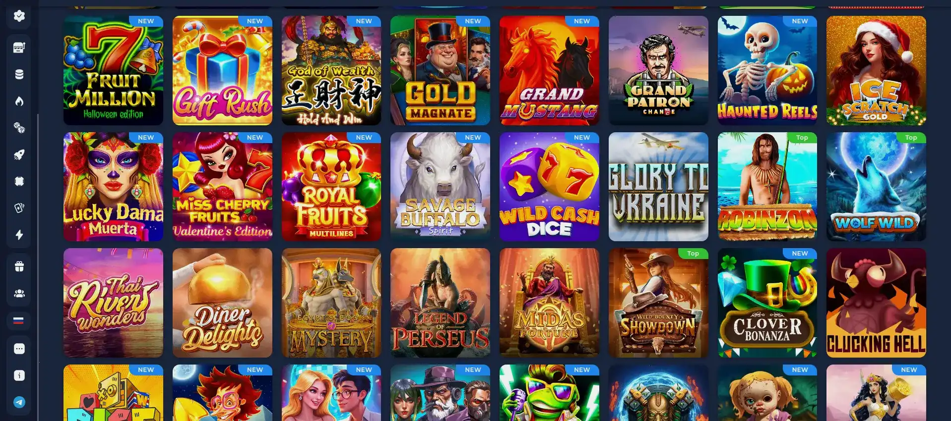 Счастливый игрок казино с выигрышем на экране телефона